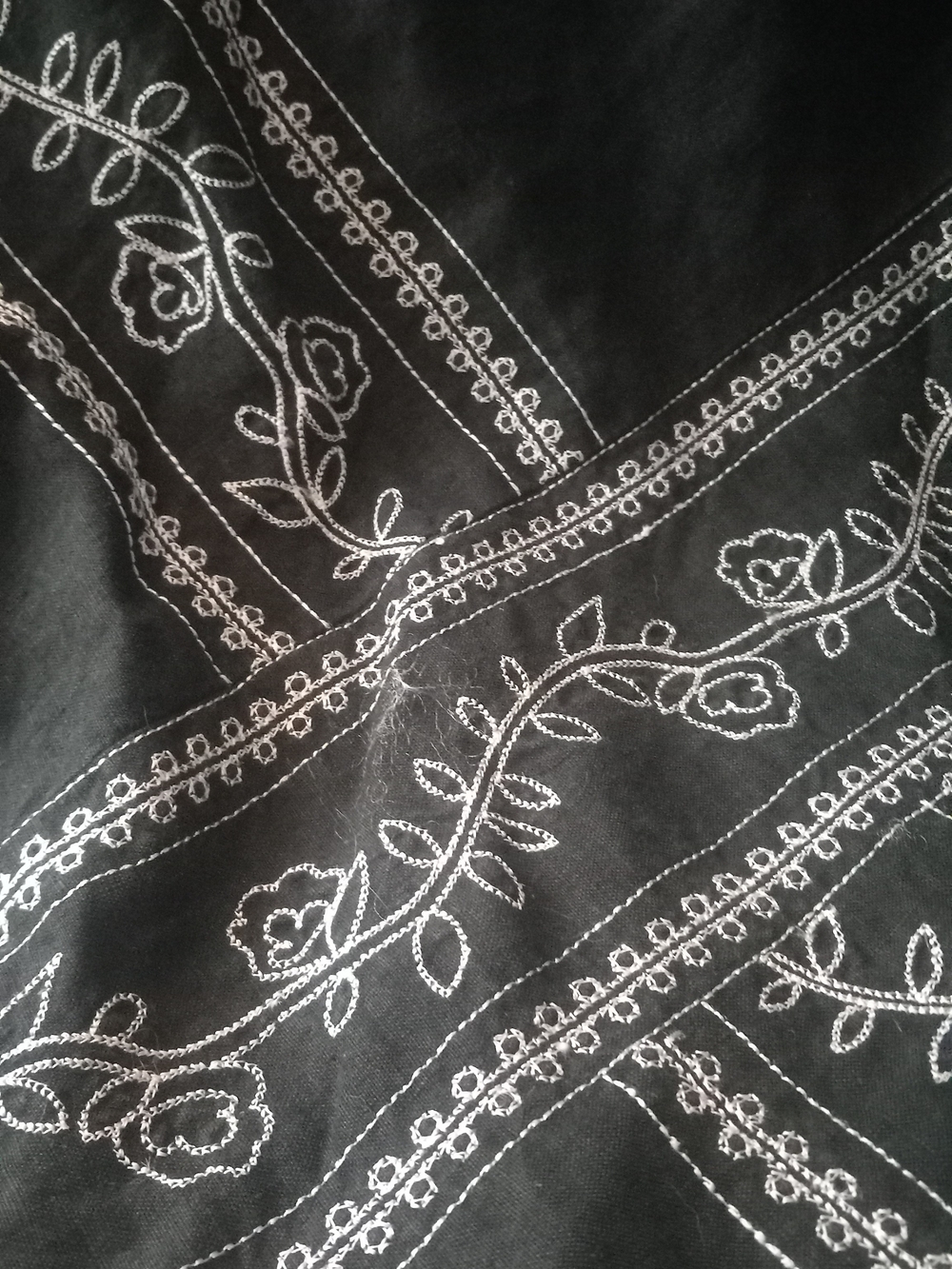 Valerie Stevens Black Skirt with White Floral Embroidery    24 " Long Sz S
